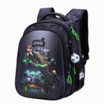 cartable noir à motif pixel avec manette de jeu en impression 3D, détails verts fluo, bretelles épaisses, coque rigide et breloque ballon de foot, sur fond neutre