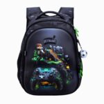 cartable noir à motif pixel avec manette de jeu en impression 3D, détails verts fluo, bretelles épaisses, coque rigide et breloque ballon de foot, sur fond neutre