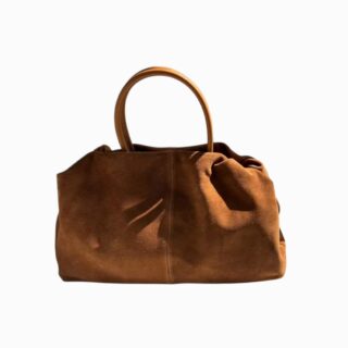 sac en daim style sac bowling marron, sur fond blanc