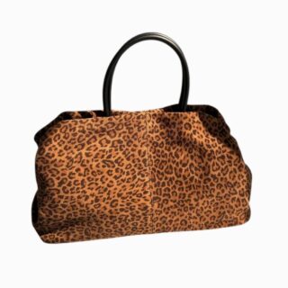 sac en daim style sac bowling avec imprimé panthère, sur fond blanc