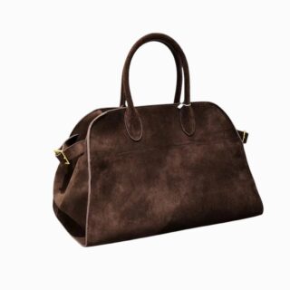 sac à main en daim marron style rétro, avec deux anses rigides et bandoulière, posé sur un fond blanc