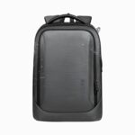 sac à dos gris foncé sobre et structuré, avec finitions noires et fermeture zippée, posé verticalement sur un fond blanc.