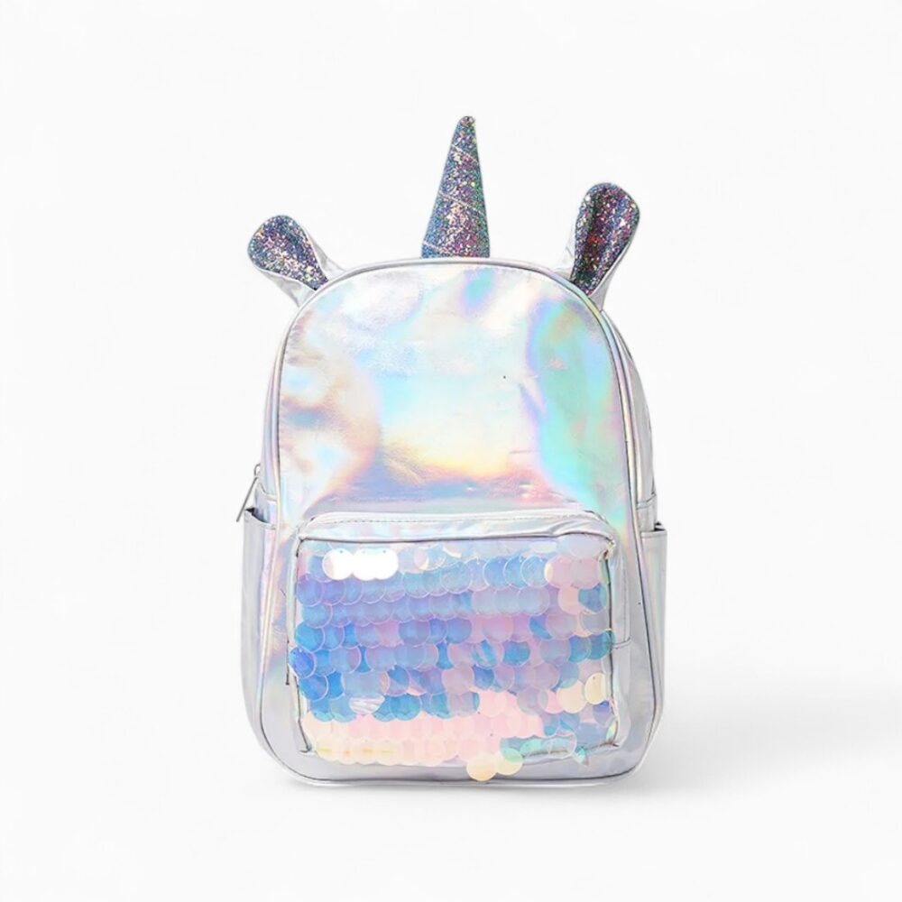 Cartable licorne argenté holographique avec corne pailletée et grandes paillettes iridescentes sur la poche avant.