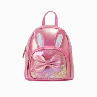 Petit sac à dos rose brillant avec oreilles de lapin et un grand nœud en relief sur la poche avant, sur fond blanc