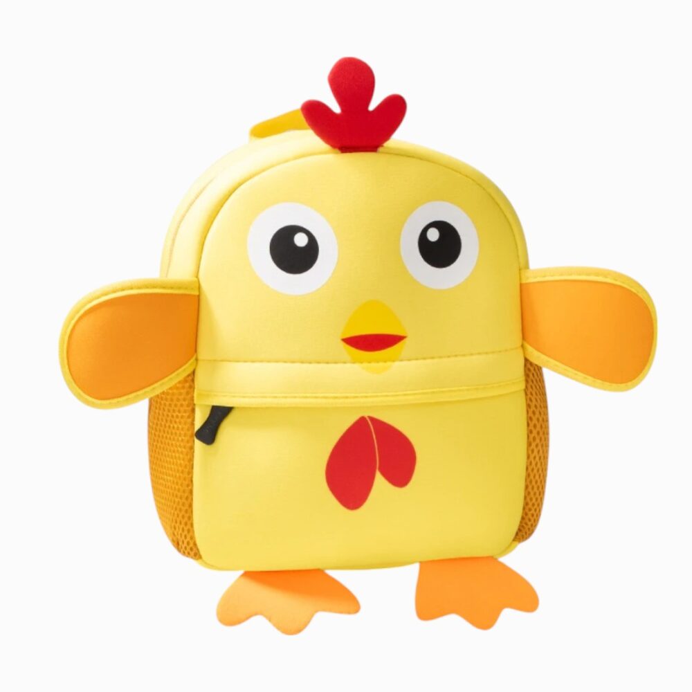 cartable jaune poussin en néoprène, forme de poussin avec ailes, crête rouge, pattes orange, grands yeux ronds, bretelles jaunes et côtés en maille., sur fond blanc