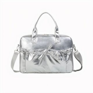 Cartable argenté brillant avec nœud décoratif, sur fond neutre.