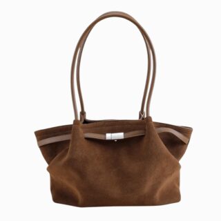 cartable cabas en daim souple, coloris chocolat et camel, avec longues anses fines, posé sur un fond neutre.