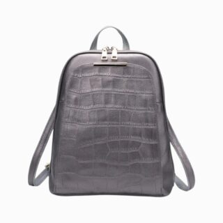 sac à dos argenté effet croco texturé, zips et boucle dorés, cuir lisse et cuir effet croco sur le devant, sur fond neutre.