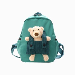 Cartable vert turquoise avec un ourson en peluche beige cousu sur la poche avant, sur fond clair.