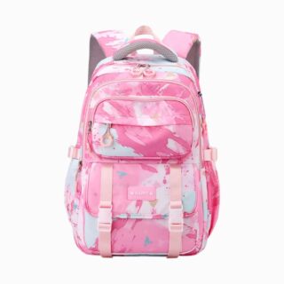 grand cartable rose vif avec motif aquarelle rose avec des touches de bleu ciel , bretelles épaisses et poches multiples, sur fond neutre.