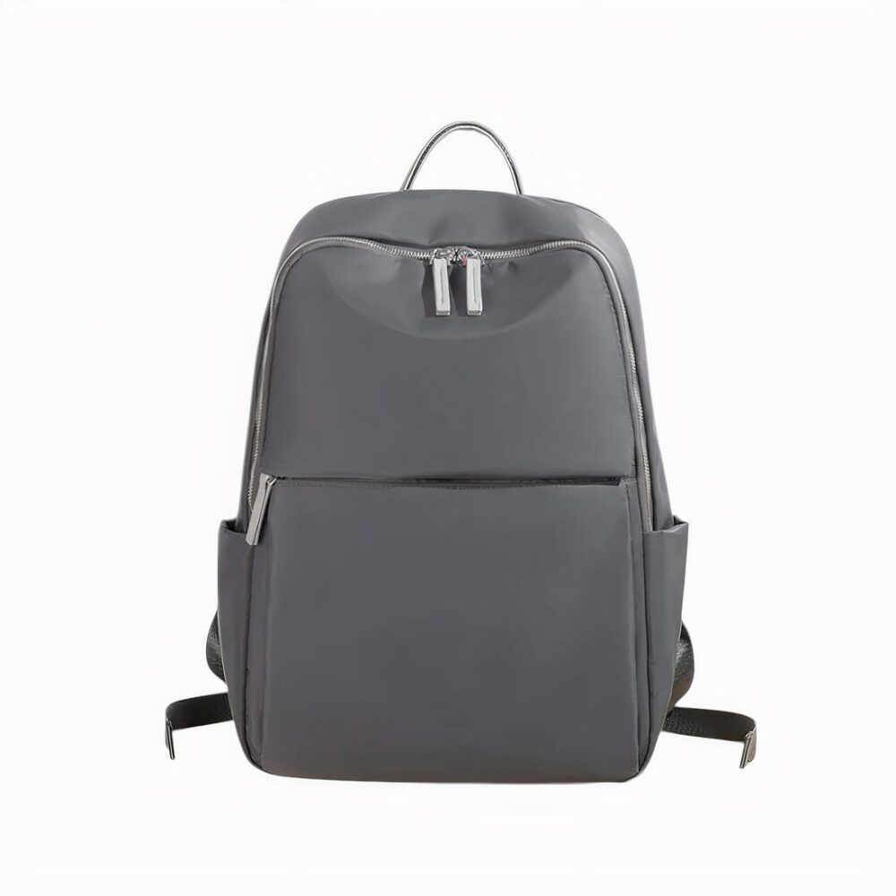 cartable gris foncé minimaliste, avec une poche plate sur le devant, sur fond blanc