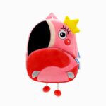 Cartable maternelle pour petite fille en peluche en forme de flamand rose sur fond blanc