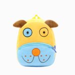 Cartable maternelle pour garçon en forme de chien en peluche jaune et bleu sur fond blanc