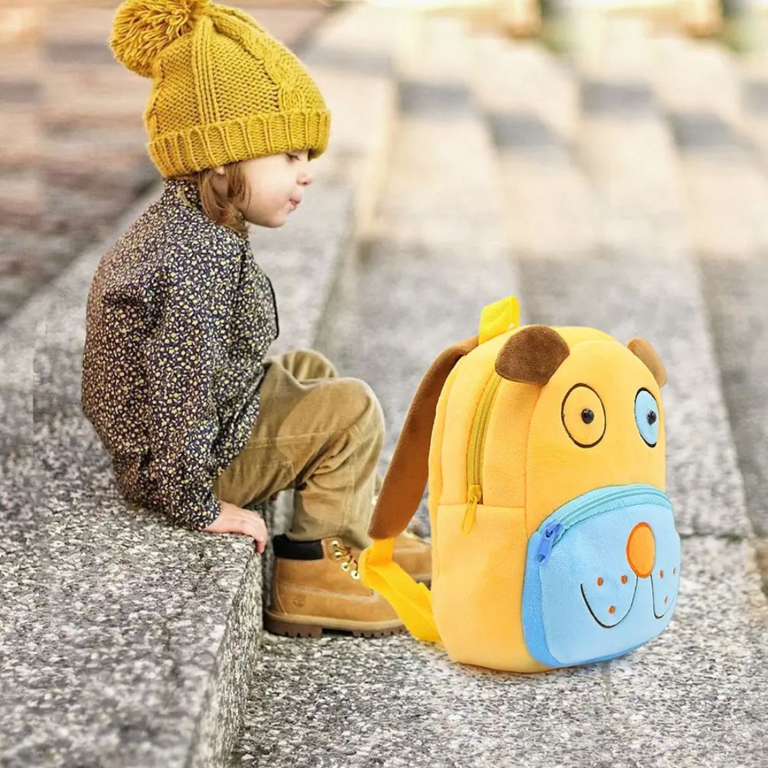 Comment bien choisir un cartable pour la rentrée : le guide complet Uncategorized IMG 07 2025 Cartable maternelle pour garcon peluche petit chien jaune et bleu 6