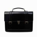 Cartable noir pour femme façon sacoche vintage sur fond blanc