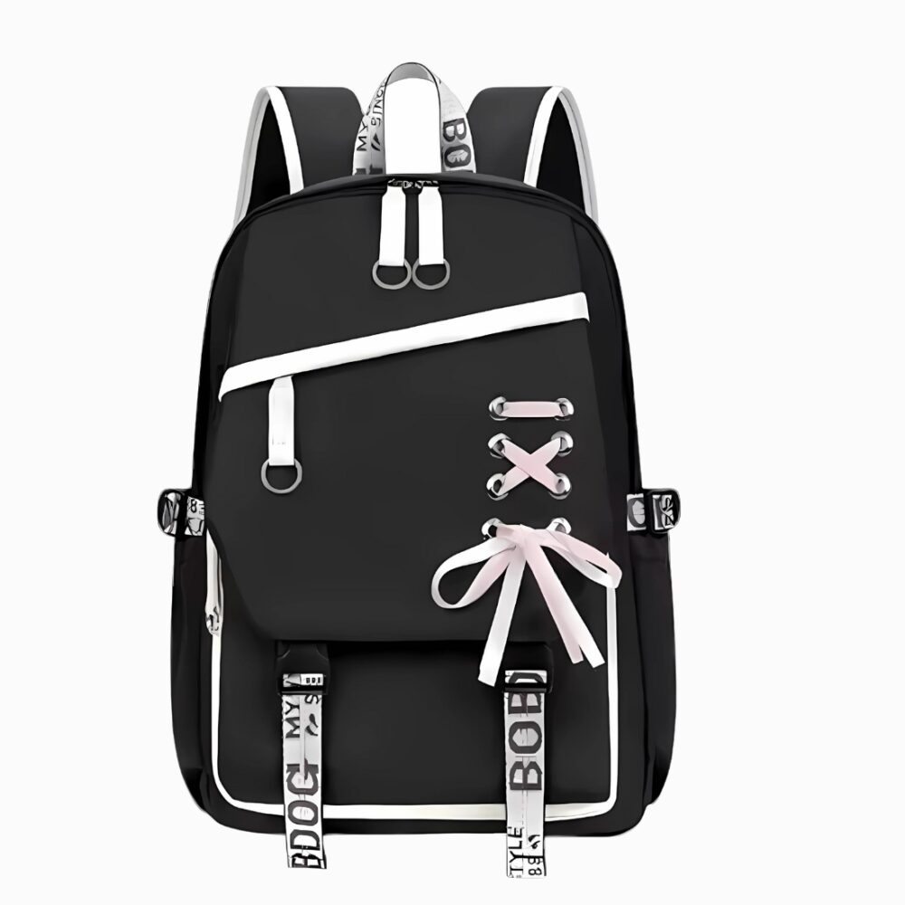 Cartable ado fille avec noeuds sur le côté style corset. Le sac est noir avec les coutures et sangles blanches. Sur fond gris clair.