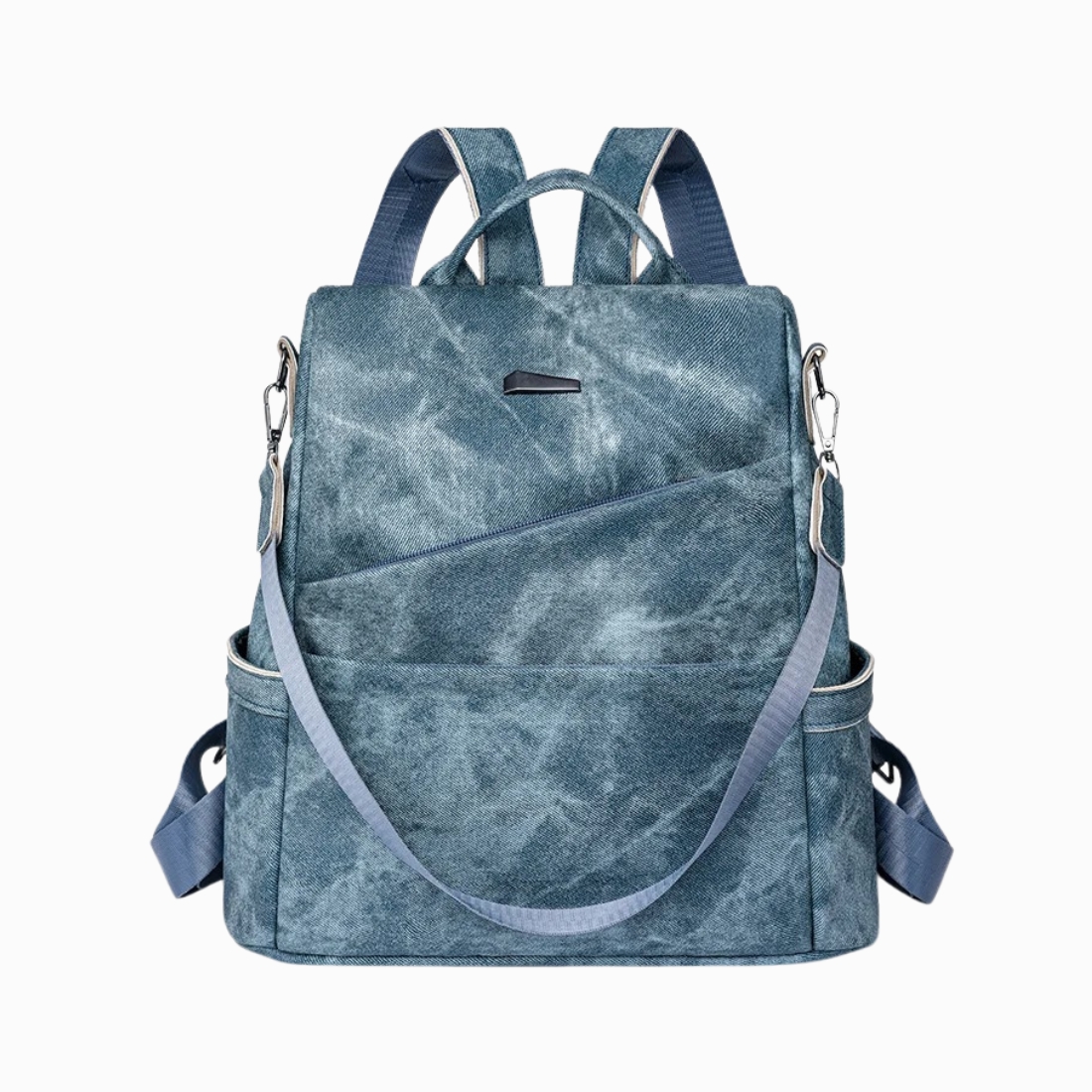 Cartable en cuir synthétique style décontracté pour femme de couleur bleu jean. Avec deux bretelles et une sangles bleues. Sur fond gris clair.