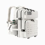 Cartable sac à dos style tactique blanc avec multiples espaces de rangements zippés et filets de chaque côté avec une gourde. Les bretelles sont rembourrées. Sur fond gris clair.