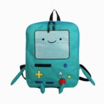 Cartable sac à dos console de jeux verte avec les bras et les jambes qui dépassent. Sur l'écran des yeux et un sourire. Sur fond gris clair.
