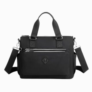 Cartable sac à main en nylon imperméable de couleur noire avec une bandoulière amovible, deux poches à l'avant et un grand espace principal. Sur fond gris clair.