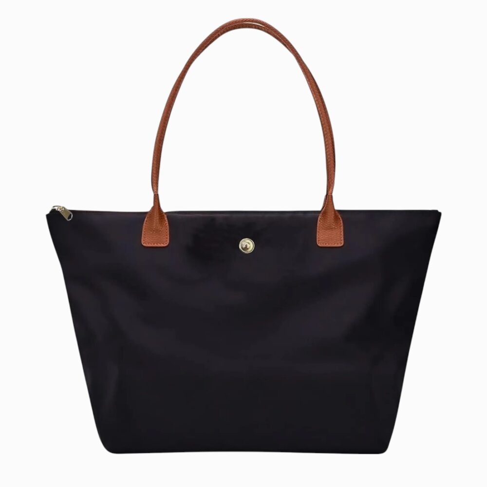 Cartable sac à main minimaliste pour femme de couleur noir avec des longues anses marron. Sur fond gris clair.