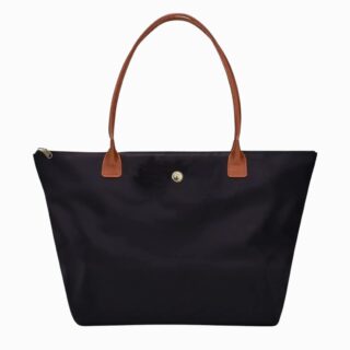 Cartable sac à main minimaliste pour femme de couleur noir avec des longues anses marron. Sur fond gris clair.