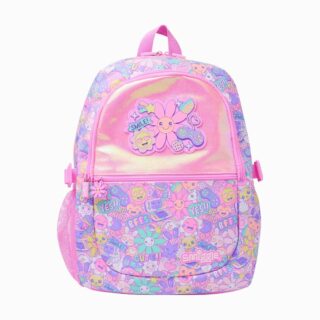 cartable rose vif sans rabat, avec poche brillante décorée d’une fleur kawaii, bretelles et tissu imprimés d’emojis pastel sur fond blanc.