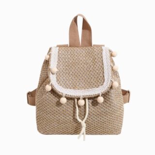 petit sac à dos en paille tressée beige, avec rabat à breloques en bois, sur fond neutre