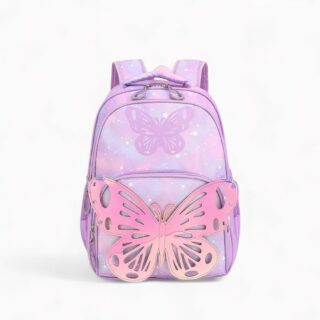 Cartable violet pastel avec un grand papillon rose holographique en relief sur la poche avant, décoré de petites étoiles blanches et de deux poches sur les côtés, sur fond blanc.