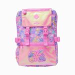 Cartable rectangulaire rose pastel avec rabat à paillettes, décoré de sourires, cœurs et arc-en-ciel sur fond blanc.