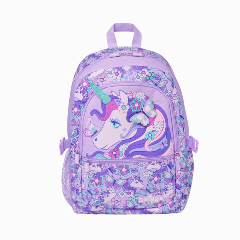 Cartable violet lavande avec grand motif licorne, papillons et fleurs, bretelles imprimées assorties, sur fond uni blanc.