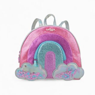Petit cartable en forme d’arc-en-ciel pailleté rose, violet et bleu avec nuages décorés d’étoiles, matière argentée irisée.