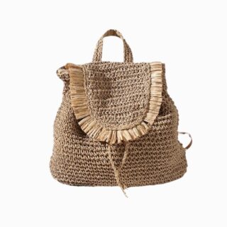 cartable en paille tressée, rabat arrondi bordé de franges, sur fond blanc