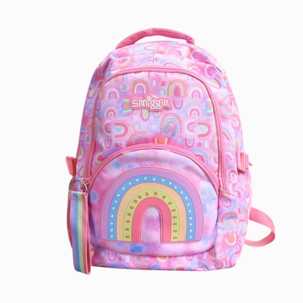 cartable rose vif avec imprimés arc-en-ciel multicolores, poche frontale bombée décorée d’un grand arc-en-ciel, bretelles épaisses imprimées assorties, fond blanc