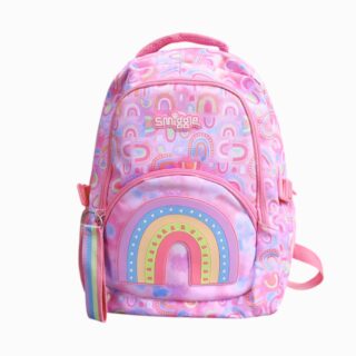 cartable rose vif avec imprimés arc-en-ciel multicolores, poche frontale bombée décorée d’un grand arc-en-ciel, bretelles épaisses imprimées assorties, fond blanc