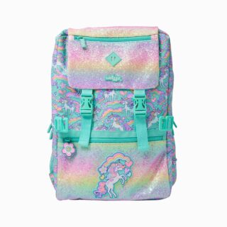 cartable aux tons pastel, forme rectangulaire avec rabat pailleté, décoré d’une licorne et d'un arc-en-ciel sur la poche avant, sur fond blanc.