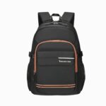 Cartable scolaire enfant noir, format sac à dos, et multiples poches, détails orange, vu de face