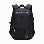 Cartable scolaire pour enfant noir avec détails colorés, grand sac à dos ergonomique, vu de face, avec bretelles rembourrées et multiples compartiments.