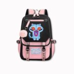 Cartable Kpop Demon Hunters noir et rose à pompon, sur fond gris