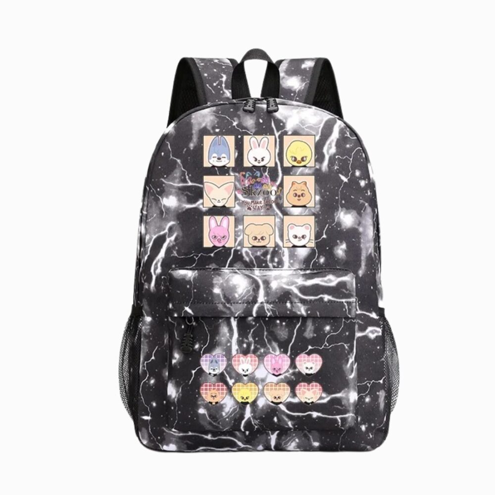 Cartable Kpop gris à l'effigie des Skzoo des Stray Kids, sur fond gris