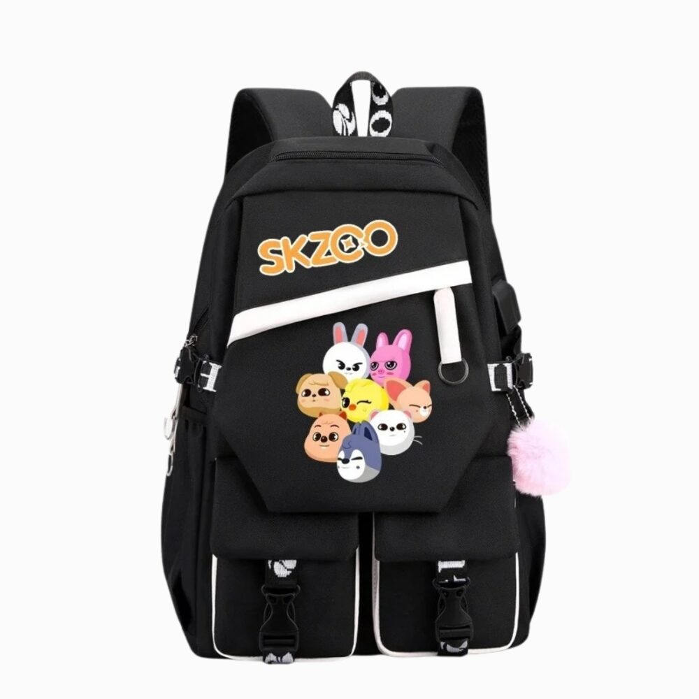 Cartable Kpop noir à l'effigie des Szkoo, sur fond gris