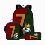 Un cartable football Christiano Ronaldo avec trousse et sac repas, accompagné d’un grand sac à dos, d’une petite trousse et d’un sac repas assortis, sur fond blanc.