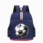 Un cartable football école primaire avec ballon imprimé bleu marine, avec une grande poche avant, des bretelles et un motif de ballon de foot sur le devant.