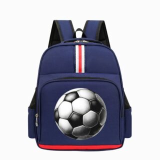 Un cartable football école primaire avec ballon imprimé bleu marine, avec une grande poche avant, des bretelles et un motif de ballon de foot sur le devant.