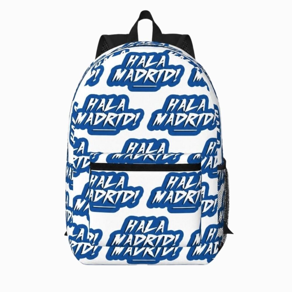 Un cartable football Hala Madrid blanc et bleu, avec des motifs répétés et une poche avant, posé sur fond blanc.