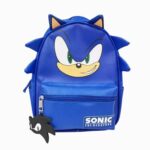 Un cartable Sonic avec piques en 3D bleu, avec le visage de Sonic, des oreilles et une petite poche zippée à l’avant.