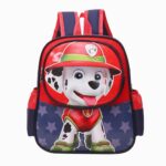 Un cartable Pat’Patrouille Marcus rouge et bleu, avec le chien Marcus en grand sur le devant et des étoiles sur le bas, posé sur fond blanc.