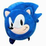 Un cartable Sonic en peluche pour maternelle bleu, avec le visage du hérisson Sonic, posé sur fond blanc.