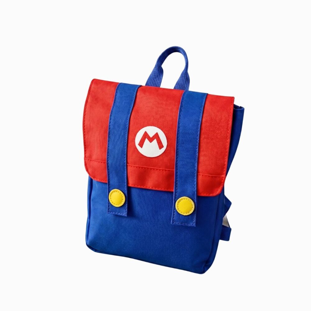 IMG_06_24_cartable_mario_luigi_rabat_1.jpg Un cartable Mario et Luigi à rabat rouge et bleu, avec un grand rabat, des bandes bleues et un logo avec un M blanc, posé sur fond blanc.