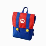 Un cartable Mario et Luigi à rabat rouge et bleu, avec un grand rabat, des bandes bleues et un logo avec un M blanc, posé sur fond blanc.